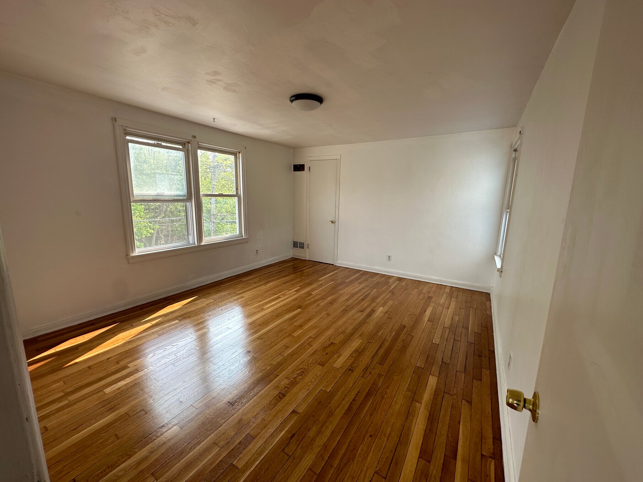 Master Bedroom - 258 Broad St