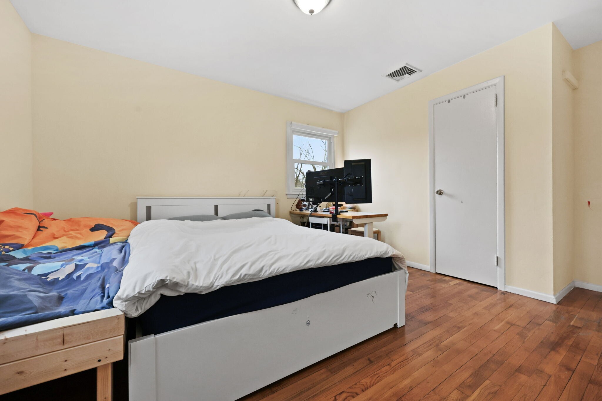 Building Photo - 2881 Meadowcrest Dr