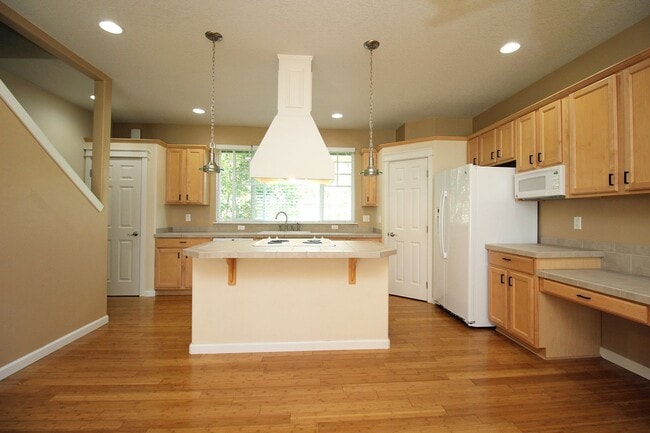 Building Photo - 21410 NE Rosewood Dr