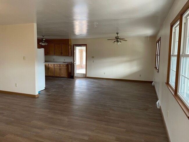 Building Photo - 3 BED, 2 BATH, WITH FULL BASEMENT WITH BAT...