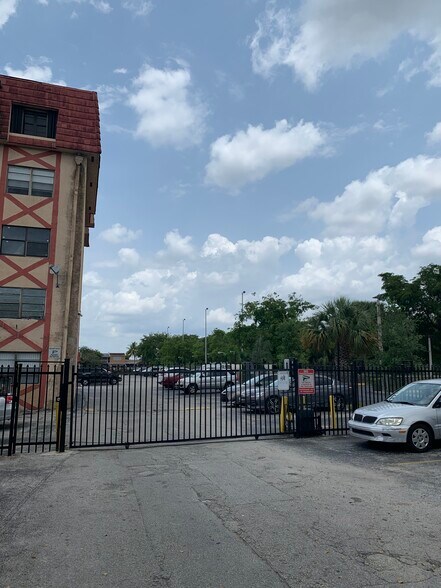 Primary Photo - 1335 W 68th St