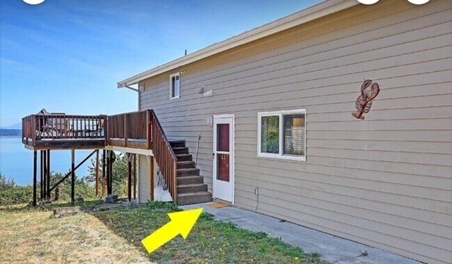 Building Photo - Cozy MIL with water views Camano Island with loft