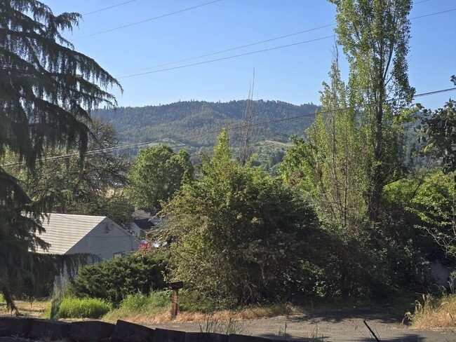 Building Photo - 2032 NE Klamath Ave