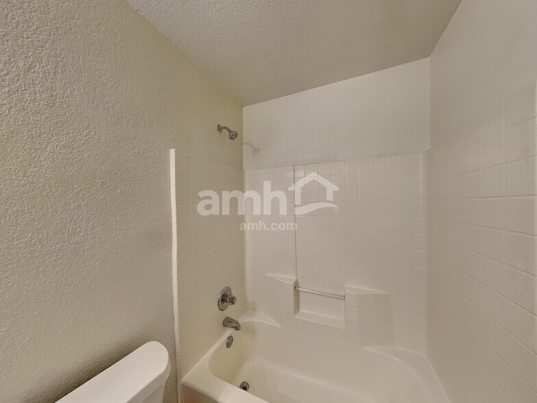 Building Photo - 1620 Northview Dr