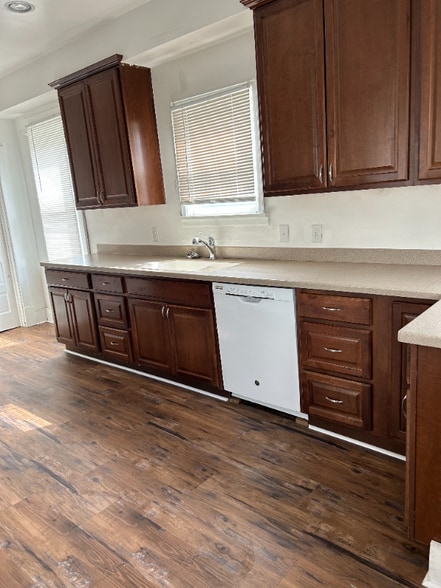 Building Photo - 410 8th St S