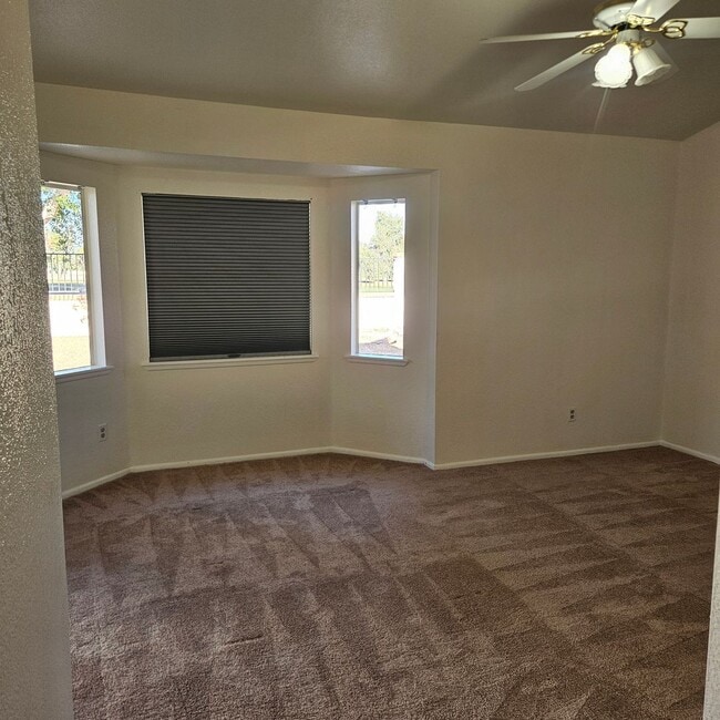 Building Photo - Living in Paradise within Peoria