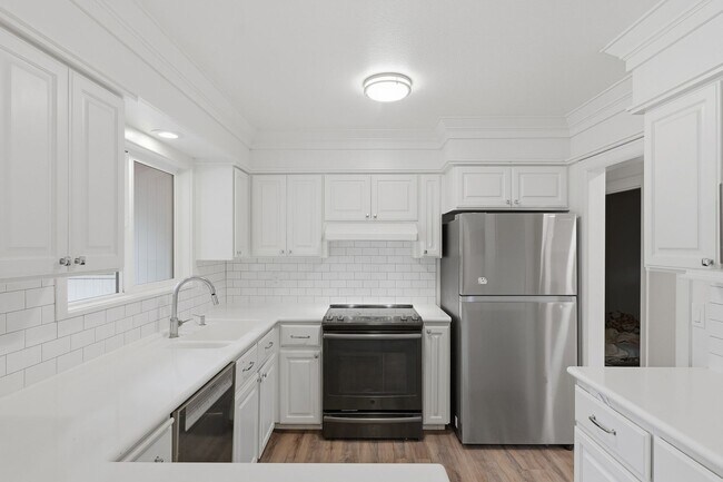 Building Photo - Updated 3Bed/2Bath w/ Bonus Room Plus Lake...