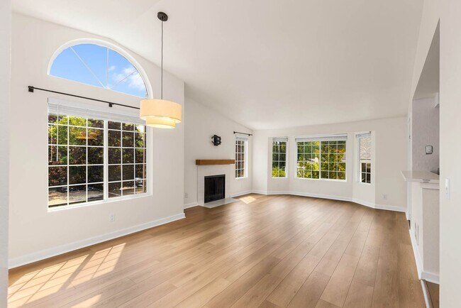 Building Photo - Top-Floor 2BR Condo Near Juanita Beach