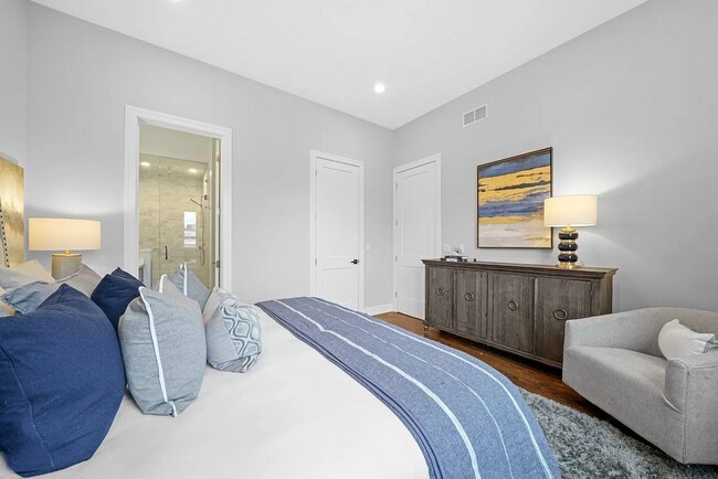 Building Photo - 1085 N Marshfield Ave