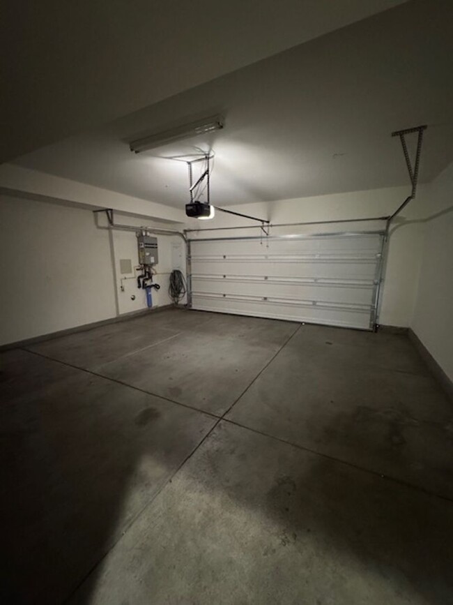 Building Photo - Newer 3 bedroom townhome in Simi Valley