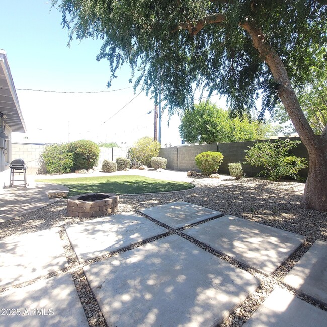 Building Photo - 7335 N 11th Pl