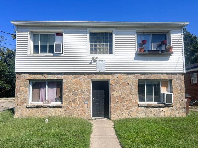 Building Photo - 738 Adams St