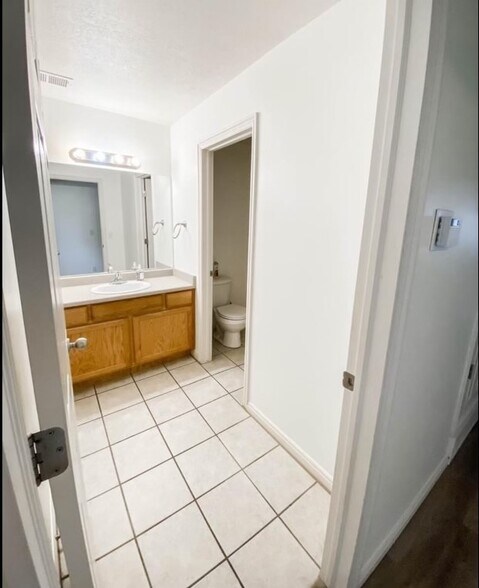 Front Bathroom - 1969 N Canyon Rd