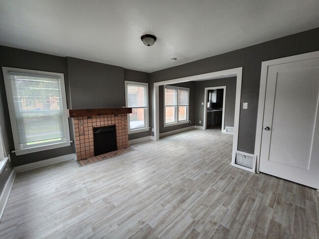 Building Photo - F99if500 (Duplex) ***