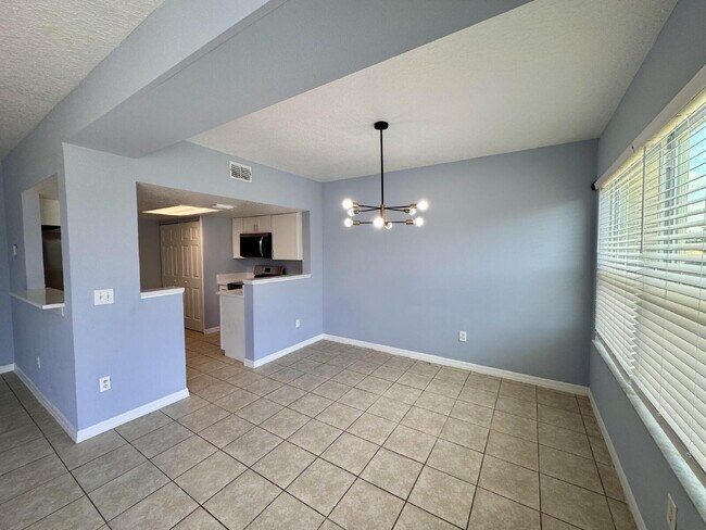 Building Photo - For Rent – Recently Renovated 3 Bed / 2 Ba...