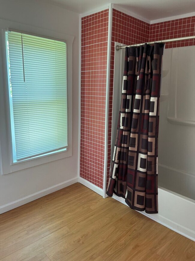 Building Photo - Spacious 3Bed/1 Bath Townhouse