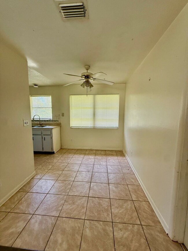 Building Photo - 1053 Legay Ave