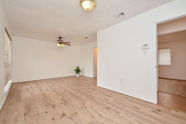 Building Photo - 3315 Honey Creek Dr