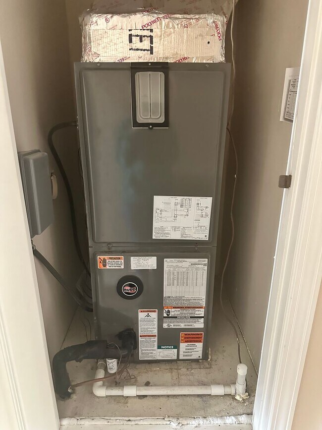 Building Photo - Nice 2 Bedroom/2.5 Bath/1 Car Garage End Unit Townhome For Rent!