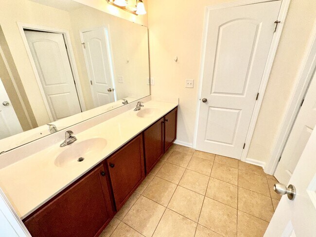 Building Photo - Beautiful home in Everwood!