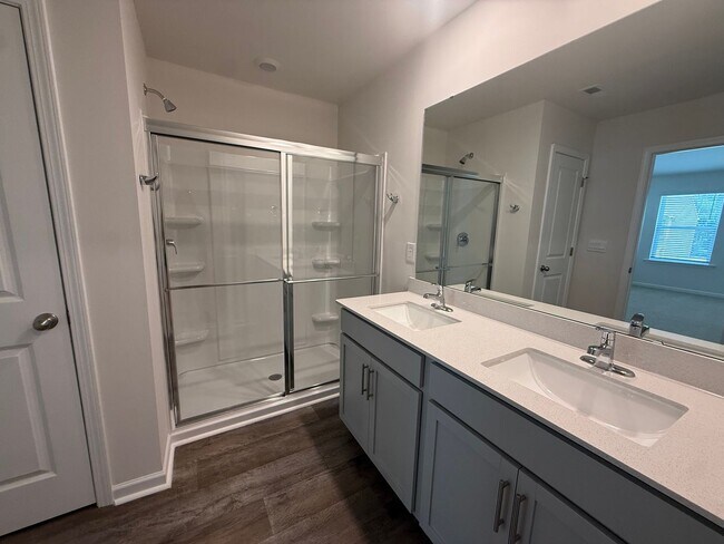Building Photo - 3913 Falcon Ct