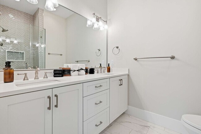 Building Photo - 419 Lakefront Dr