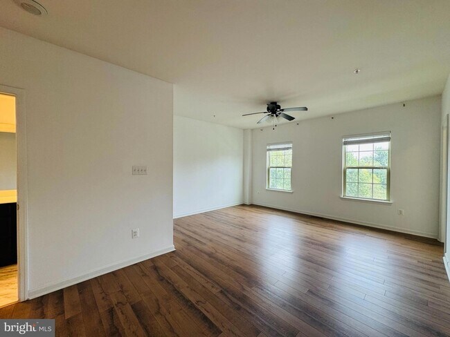 Building Photo - 5822 Oakdale Vlg Rd