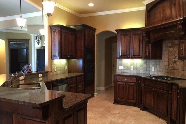 Building Photo - Large 3 bed, 2.5 bath with 30x30 shop