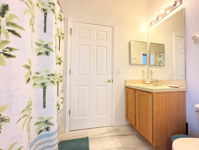 Building Photo - 1042 Calabria Ave