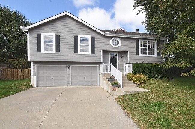 Building Photo - Three Bedroom House in Platte City