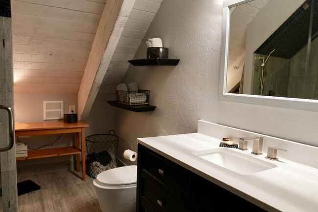 Building Photo - Nice house in Stateline available September 1st!