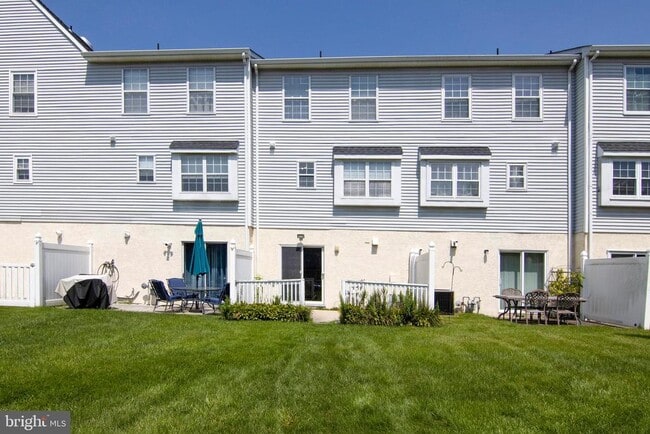 Building Photo - 1010 Hillsboro Ct