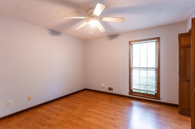 Building Photo - 3301 Sams Way SE