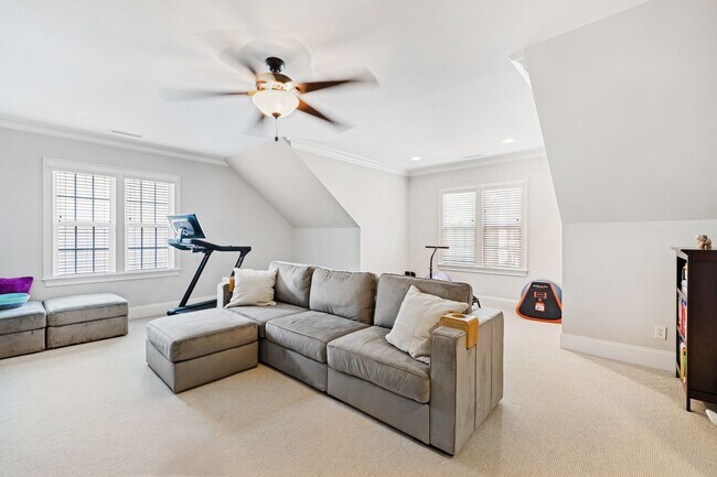Building Photo - Elegant 5 bedroom home in Bedford!