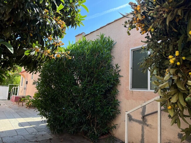 Building Photo - 5223 De Longpre Ave