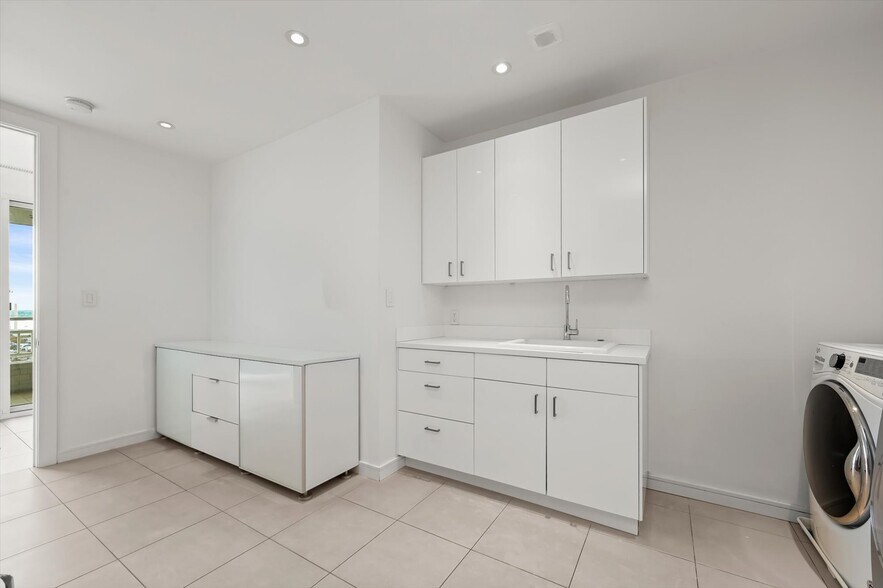 Building Photo - 100 Harborview Dr