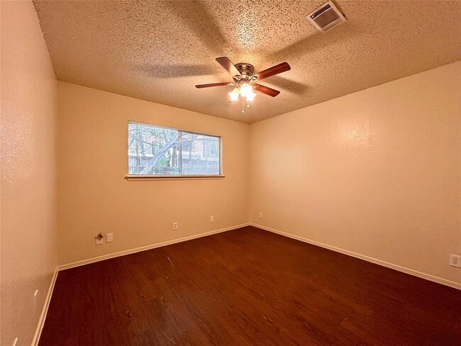 Building Photo - 8802 Pineridge Dr