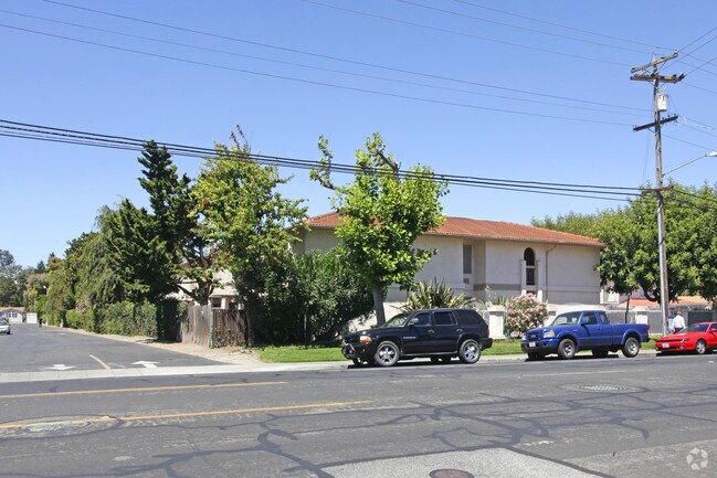 Building Photo - Villa Serena