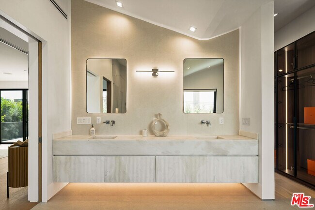 Building Photo - 1130 N Poinsettia Pl