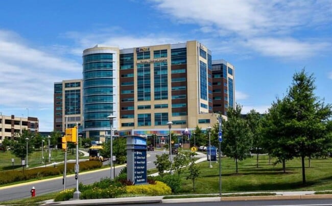 Building Photo - Well-Appointed 2 Bed 1 Bath Condo In Vibra...