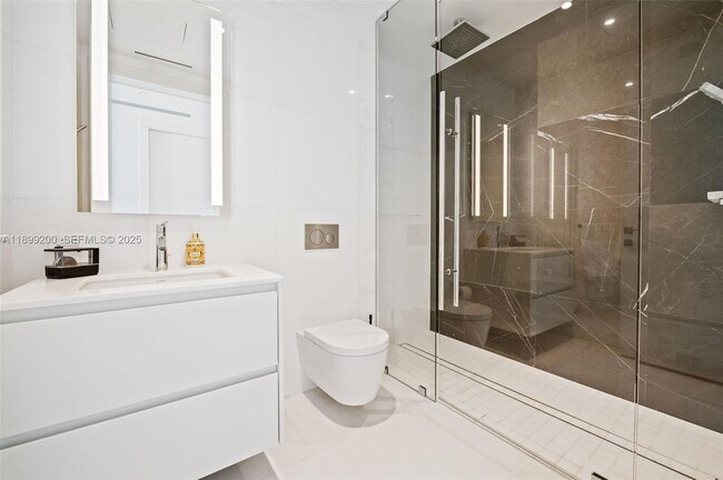 Building Photo - 300 Biscayne Blvd Way