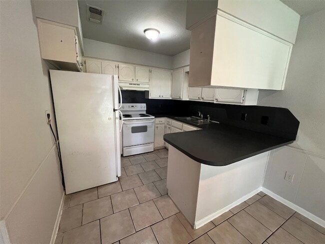 Building Photo - 1400 W Laurel St