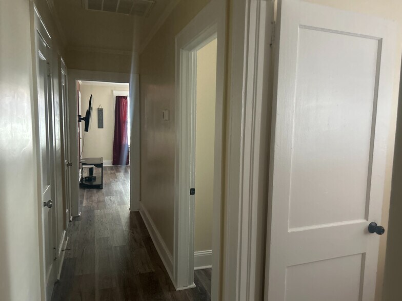 Building Photo - Room in Apartment on Kerr St NW