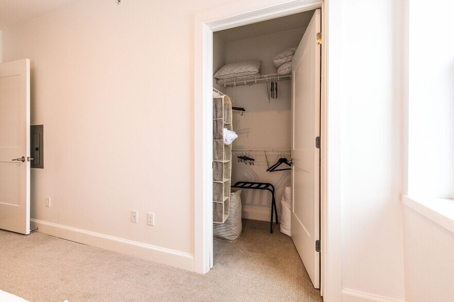 Building Photo - 324 S 2nd St