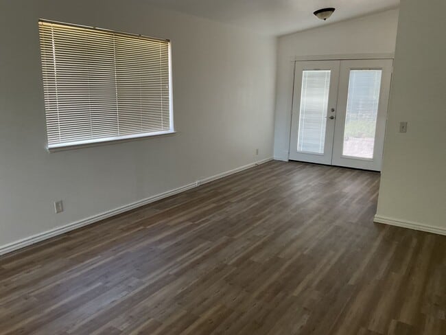 Building Photo - Chico 3 bed 2 bath home for rent, convenient location, neighborhood setting Garage, back yard