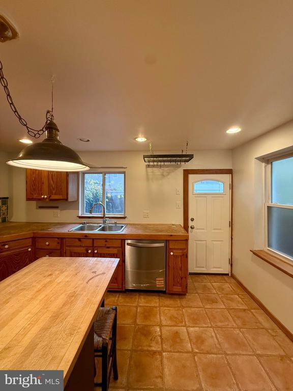 Building Photo - 1249 E Oxford St