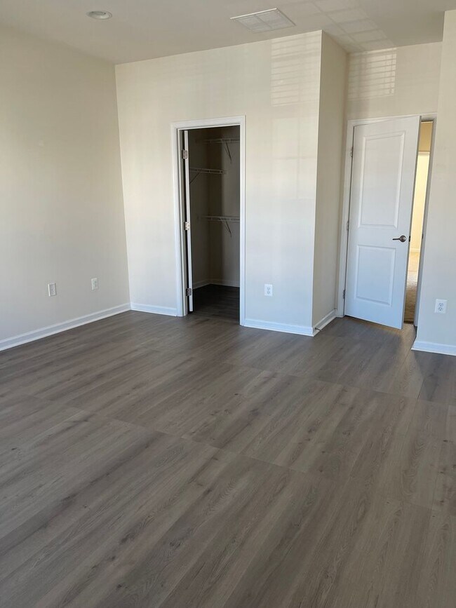 Building Photo - THREE LEVEL TOWNHOUSE WITH 2 CAR GARAGE