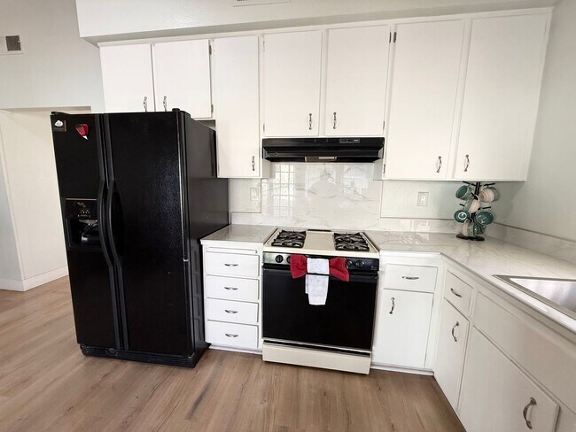 Building Photo - Fully Furnished 4-Bedroom Home in Prime Central Las Vegas Location