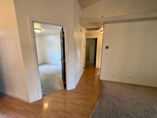Building Photo - 923 Hampton Way