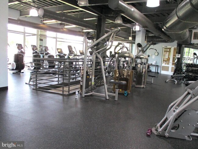 Building Photo - POTOMAC CLUB - SECONDS TO STONEBRIDGE